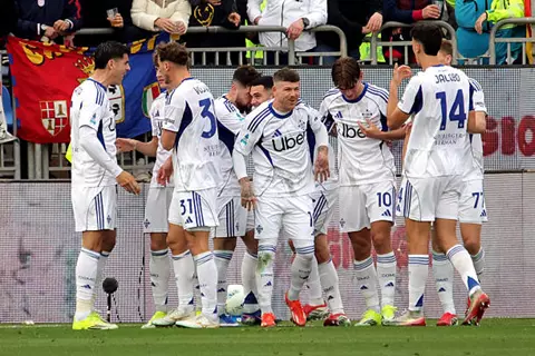 كومو يهزم كالياري ويدخل المربع الذهبي للدوري الإيطالي